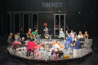 Theaterkritik "Auf der Straße" von Karen Breece im Berliner Ensemble präsentiert von www.schabel-kultur-blog.de